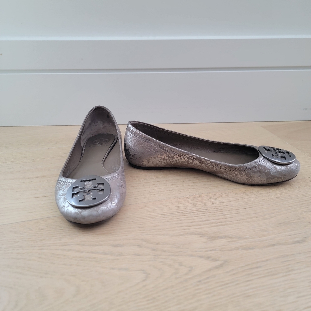 🖤 TORY BURCH GRAY SNAKE EMBOSSED LEATHER FLAT